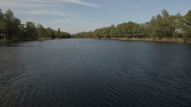 Jezioro w dziennych, szeroki kąt — Wideo stockowe