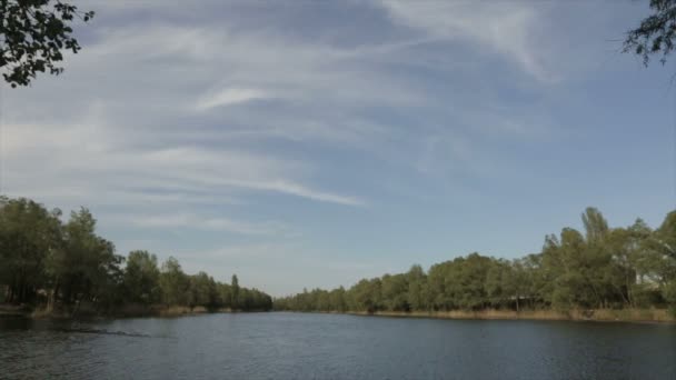 昼間、広い角度の湖 — ストック動画