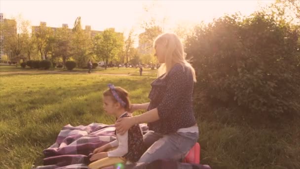 Счастливая семья, мама и дочь играют на лугу — стоковое видео