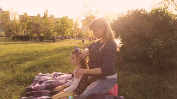 Joyeux famille, maman et fille jouant dans la prairie — Video