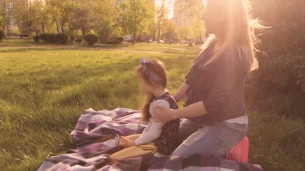 Familia feliz, mamá e hija jugando en el prado — Vídeos de Stock