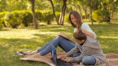 Güneşli bir günde bir çayırda mutlu aile