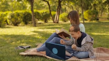 Güneşli bir günde bir çayırda mutlu aile