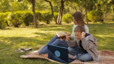 Güneşli bir günde bir çayırda mutlu aile