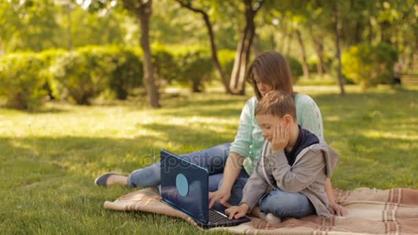 Familia feliz en un día soleado en un prado — Vídeos de Stock