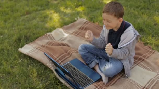 Pojke med laptop utomhus, slow motion — Stockvideo