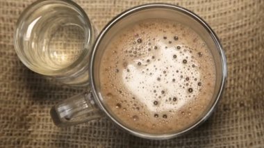 Cam fincan kapuçino ve bir bardak su