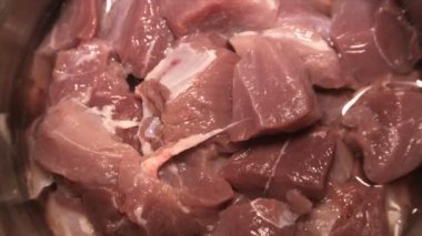 Taze çiğ et döner, yakın çekim sırasında parçalar halinde kesilmiş