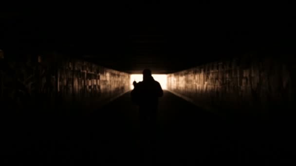 地下道でぼやけた男性シルエット — ストック動画