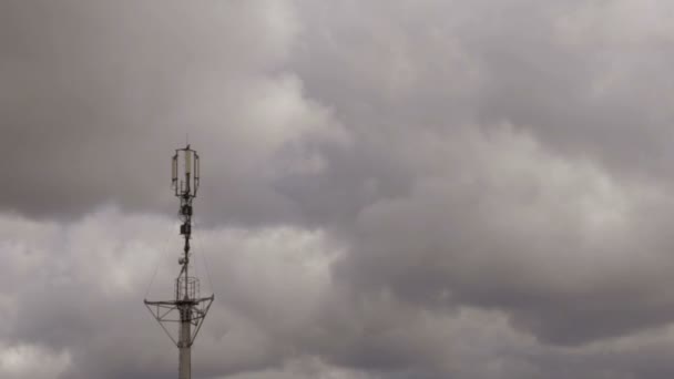 Великі сірі хмари покривали небо, перекриваючи час — стокове відео