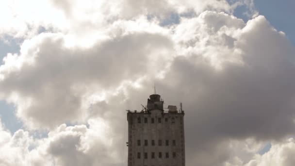 Große graue Wolken bedeckten den Himmel, Zeitraffer — Stockvideo