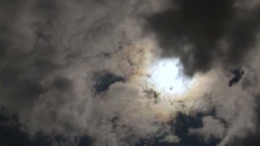 Büyük gri bulutlar gökyüzü hızlandırılmış kaplı