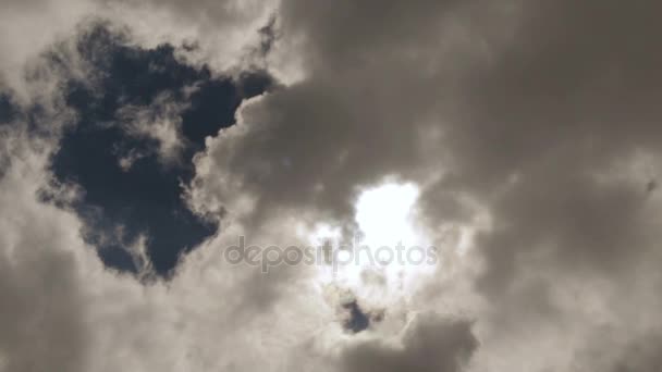 大きな灰色の雲が空、時間経過を覆われて — ストック動画