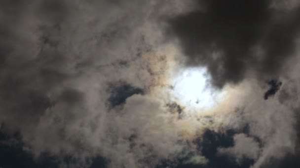 De grands nuages gris recouvraient le ciel, en un laps de temps 
