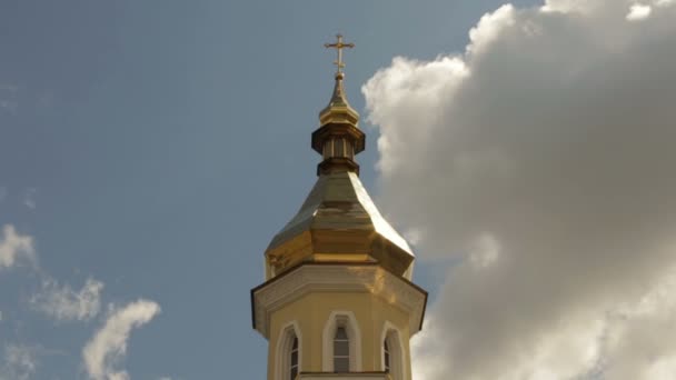 Cúpula de uma igreja contra um fundo de céu nublado — Vídeo de Stock