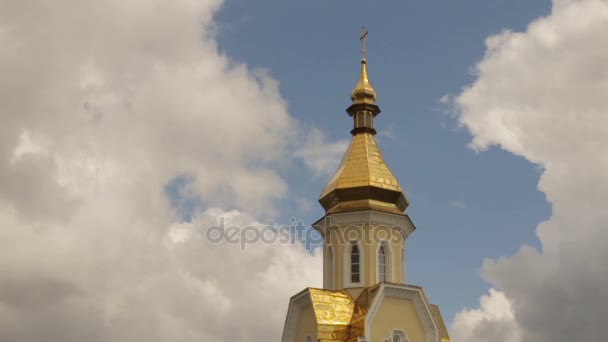 Kupolen i en kyrka mot en molnig himmel bakgrund — Stockvideo