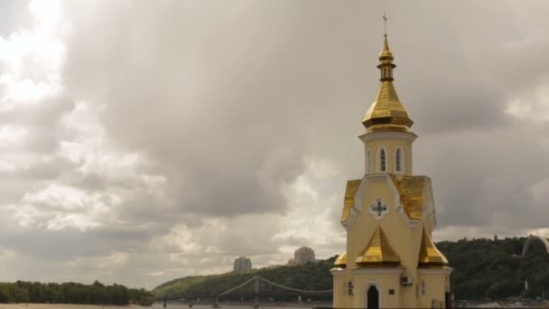 Kuppel einer Kirche vor wolkenverhangenem Himmel — Stockvideo