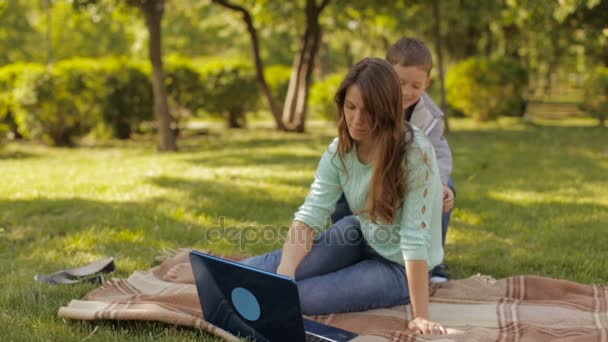 Feliz chico abrazando a mamá al aire libre, cámara lenta — Vídeos de Stock