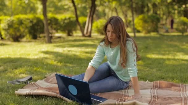 Κορίτσι με φορητό υπολογιστή σε εξωτερικούς χώρους — Αρχείο Βίντεο