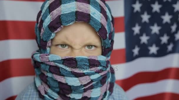 Chłopiec muzułmańskich na tle flagi amerykańskiej — Wideo stockowe