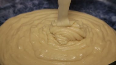 Taze hamur bir pasta şeklinde. Yakın çekim .