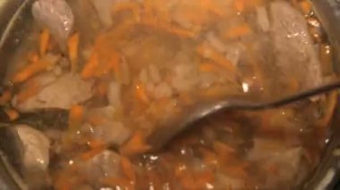 Meat.close-up ile kaşık suyu karıştırarak