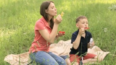Çocuk ve anne yaz parkta
