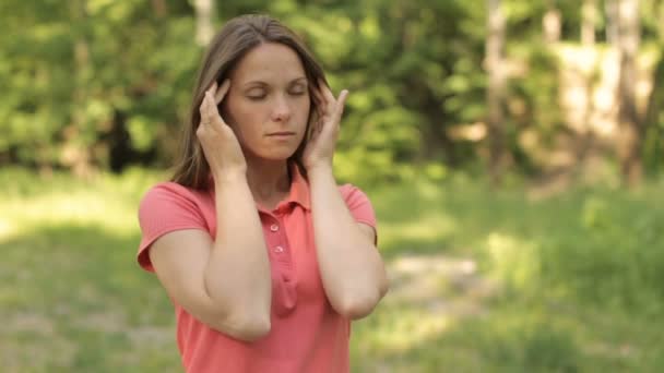 偏头痛在公园里的女孩 — 图库视频影像