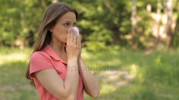 Una chica con alergia al polen de verano — Vídeo de stock