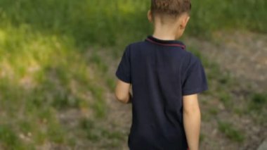 Bir yaz parkta çalışan bir çocuk