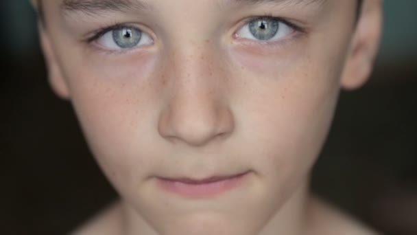 Retrato infantil, menino olha para a câmera — Vídeo de Stock