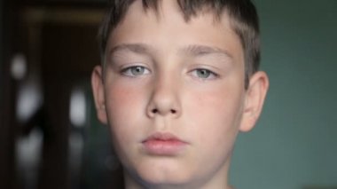 Çocuk portre, çocuk kameraya benziyor.