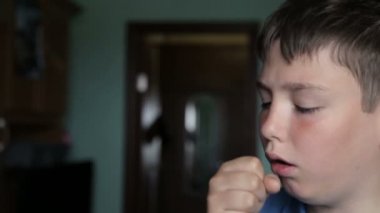 Siyah arka planda soğuk bir çocuk. yavaş çekim