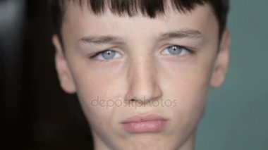 Çocuk portre, çocuk kameraya benziyor.