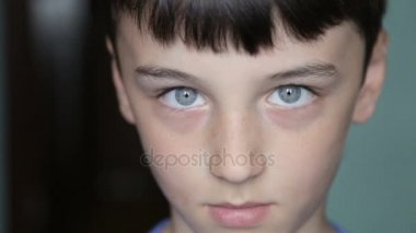 Çocuk portre, çocuk kameraya benziyor.