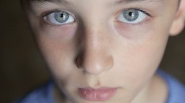 Çocuk portre, çocuk kameraya benziyor.