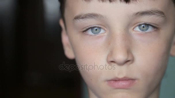 Portret dziecka, chłopak patrzy w kamerę — Wideo stockowe