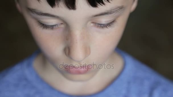 Retrato infantil, chico mira a la cámara — Vídeos de Stock