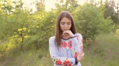 Ukrayna kız açık işlemeli