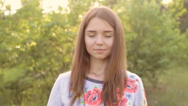 Flicka i ukrainska broderade utomhus — Stockvideo