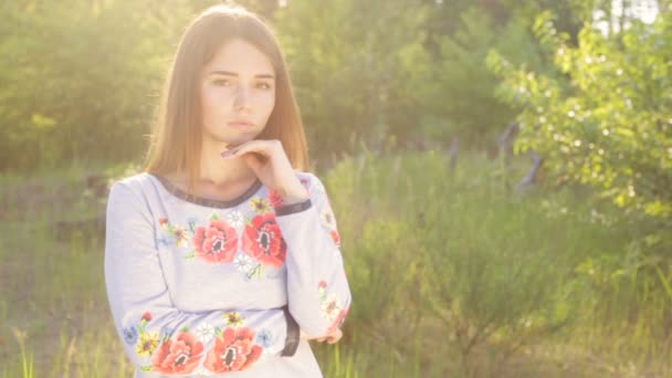 Dívka v ukrajinštině vyšívané venkovní — Stock video