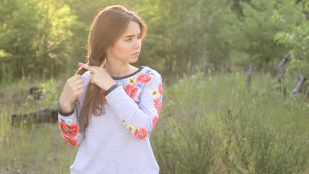 Menina em ucraniano bordado ao ar livre — Vídeo de Stock