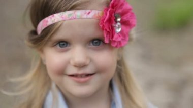 Bir yaz parkta neşeli kız