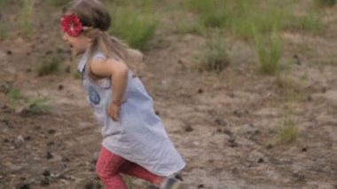 Bir yaz parkta neşeli kız