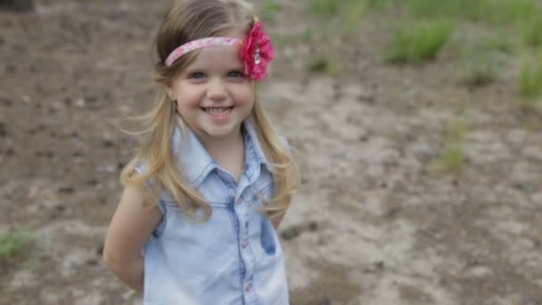 Χαρούμενο κορίτσι σε ένα πάρκο καλοκαίρι — Αρχείο Βίντεο
