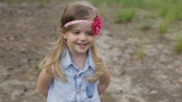Веселая девушка в летнем парке — стоковое видео