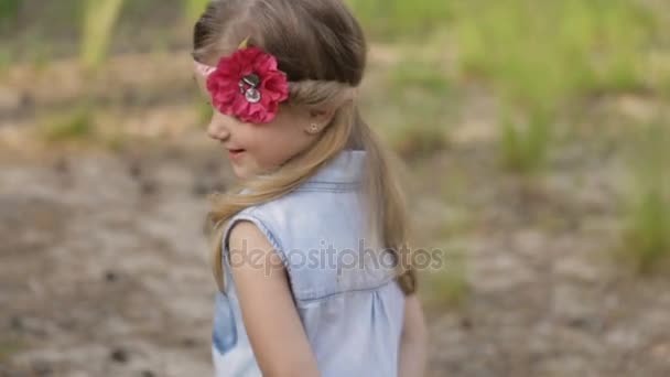 Cheerful girl in a summer park — Stock Video