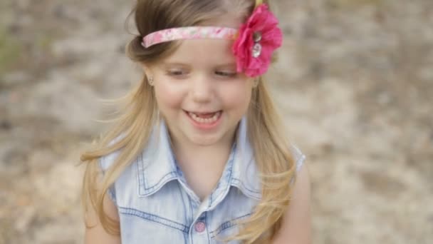 Chica alegre en un parque de verano — Vídeo de stock