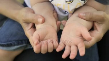 Bebek anne elinde eller