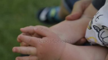 Bebek anne elinde eller